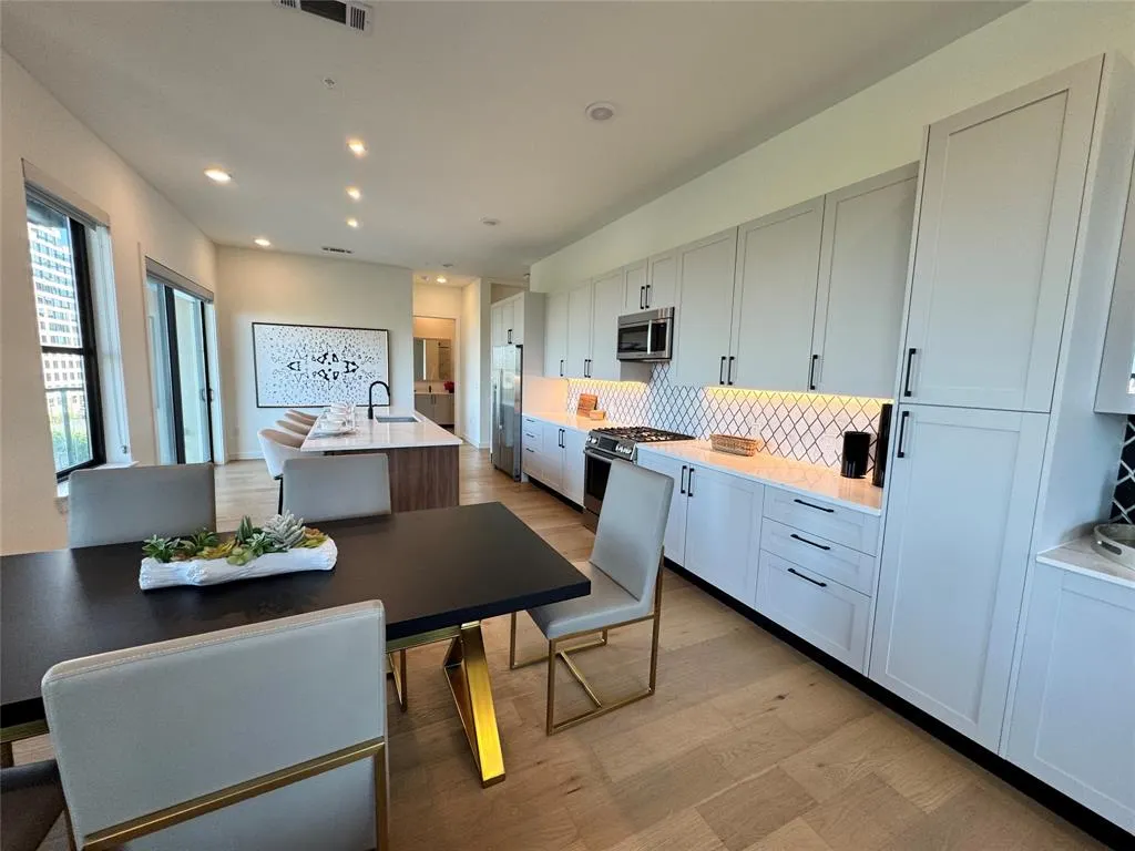 2620 Maple Avenue, #617