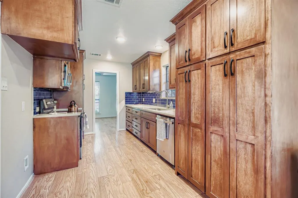 7661 Kings Ridge Road