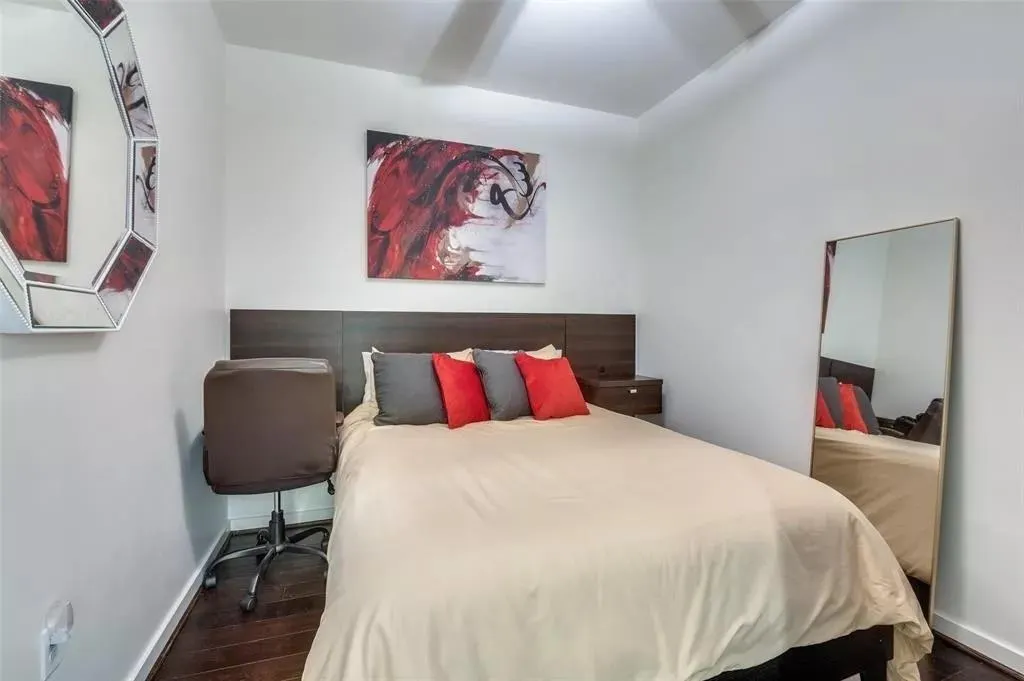 1200 Main Street, #1404