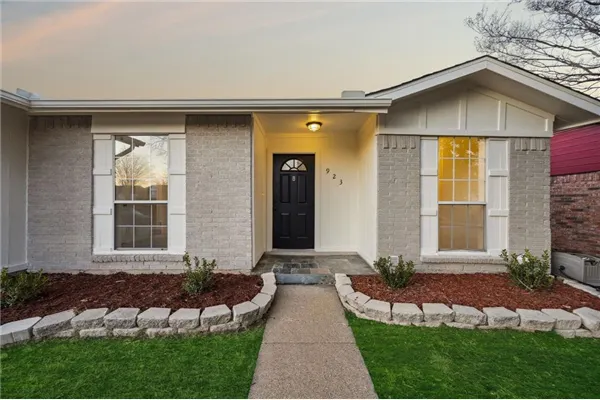 923 Roaming Road Drive