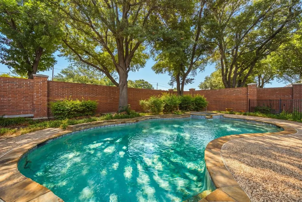 5900 Lennox Hill Drive