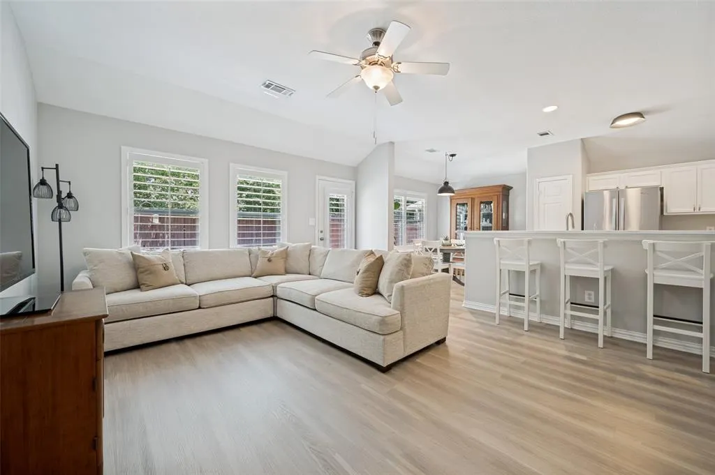 3707 Redwood Circle