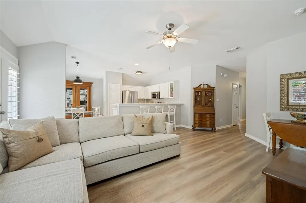 3707 Redwood Circle