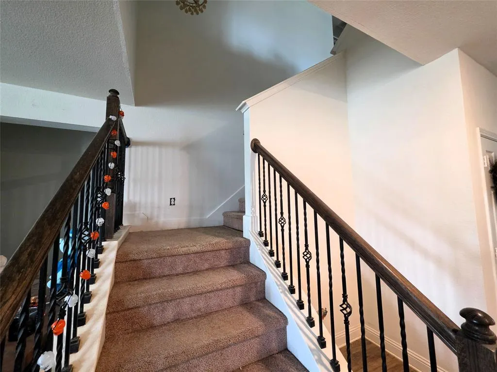 2736 Ryder Lane
