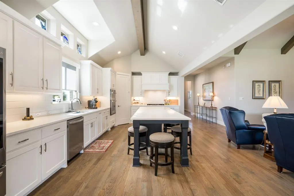 3900 Woodbine Lane