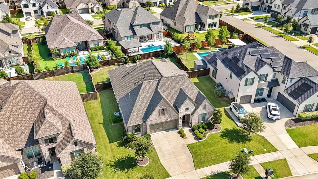 3900 Woodbine Lane