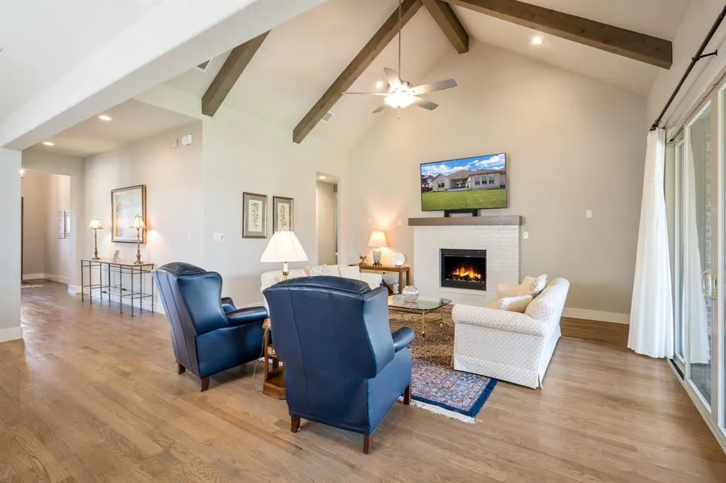 3900 Woodbine Lane