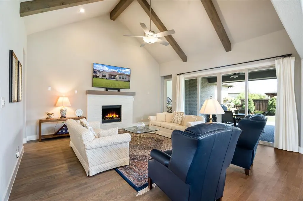 3900 Woodbine Lane