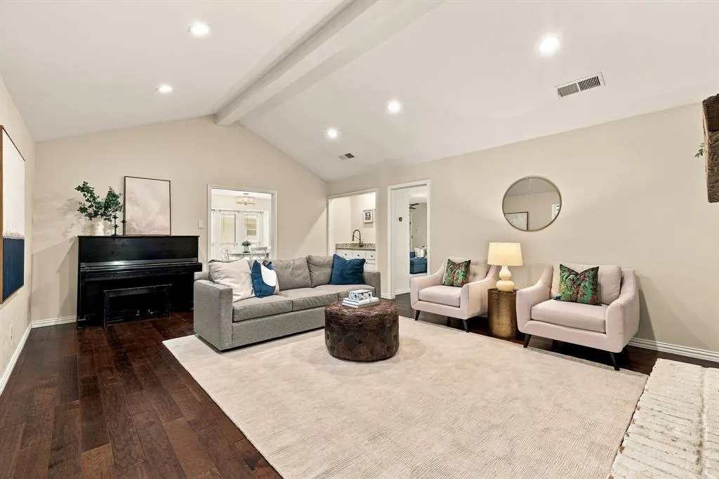 2206 Victoria Lane
