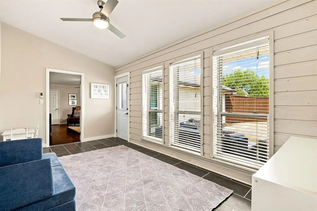 2206 Victoria Lane