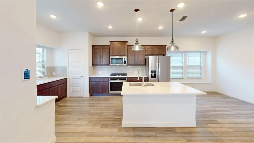 3912 Goldfinch