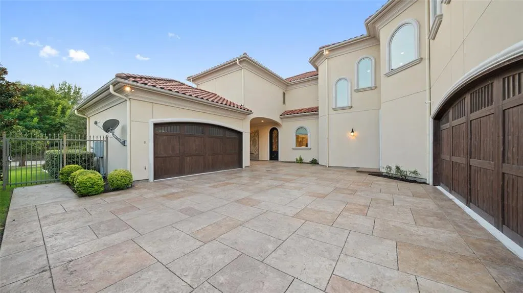 408 Lakeway Drive