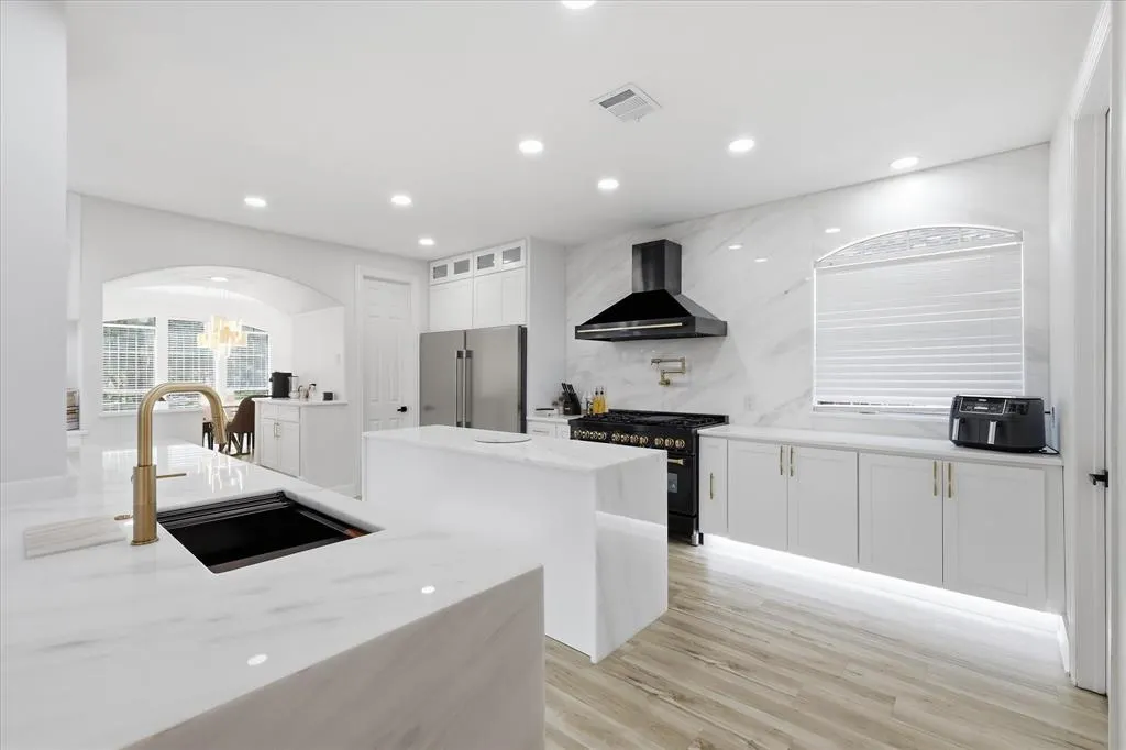 1106 Bridgeway Lane