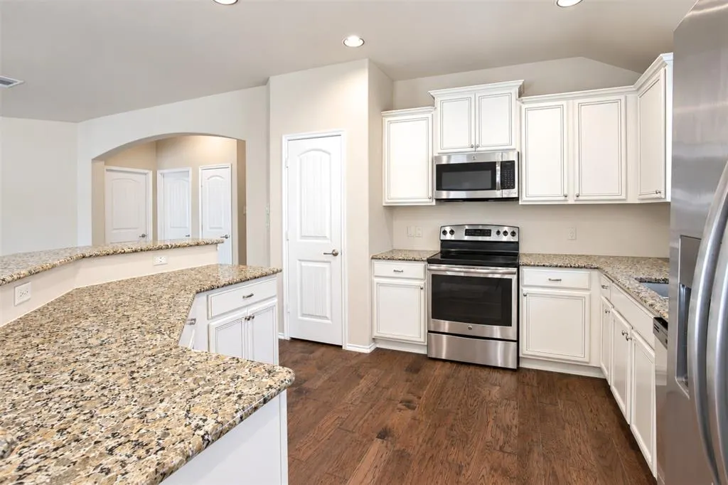 2805 Leslie Lane