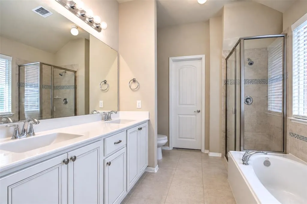 2805 Leslie Lane
