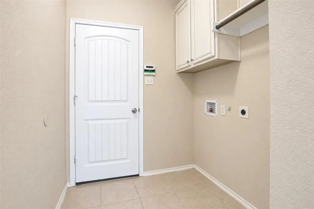 2805 Leslie Lane