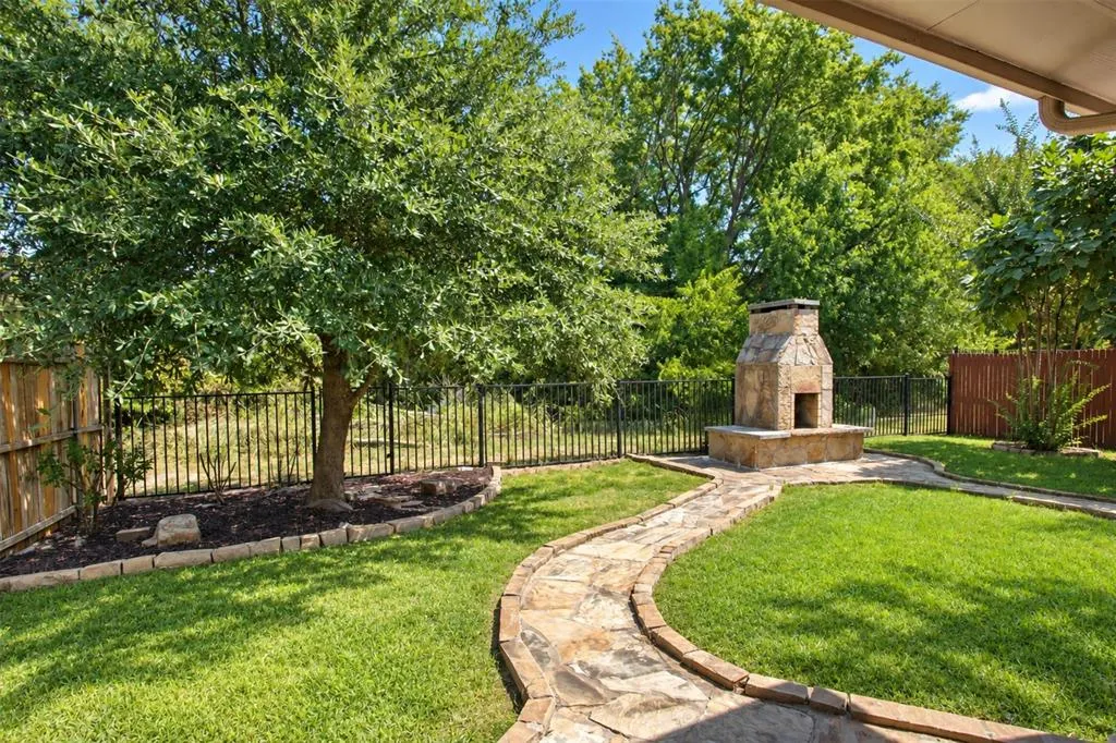 2805 Leslie Lane