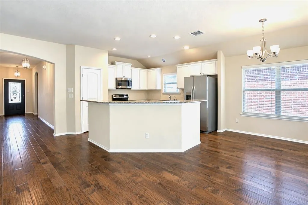 2805 Leslie Lane