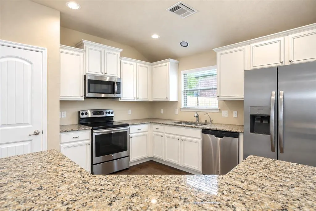2805 Leslie Lane