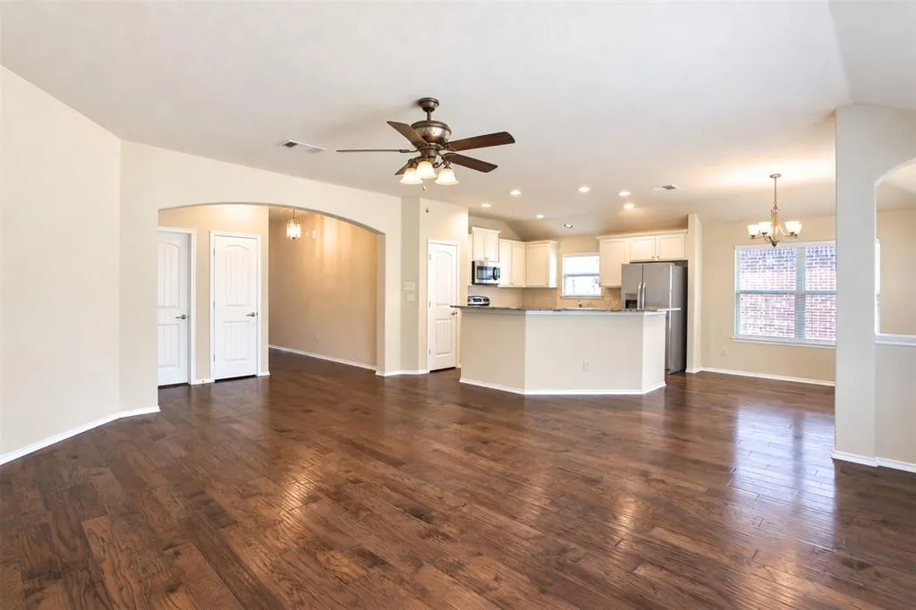 2805 Leslie Lane
