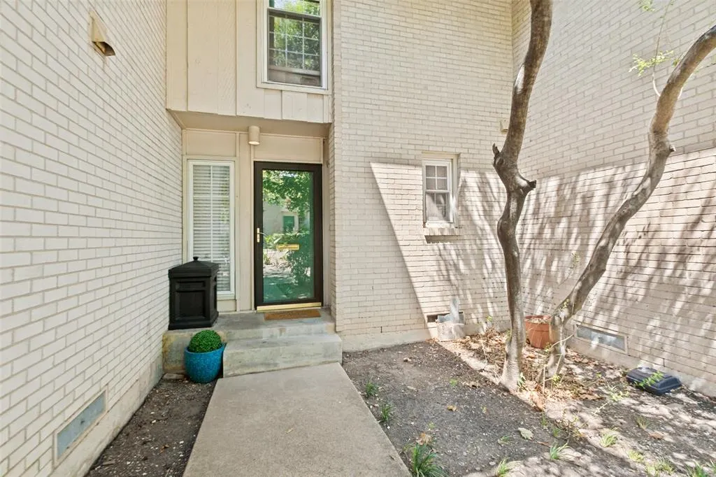 966 S Weatherred Drive