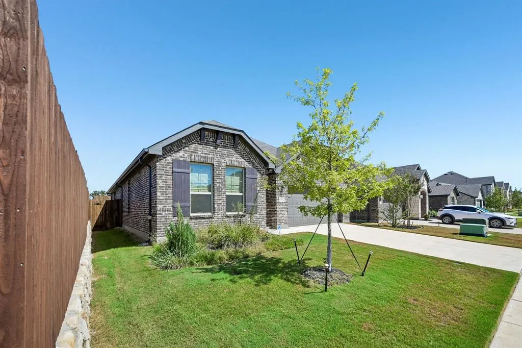1612 Elle Lane