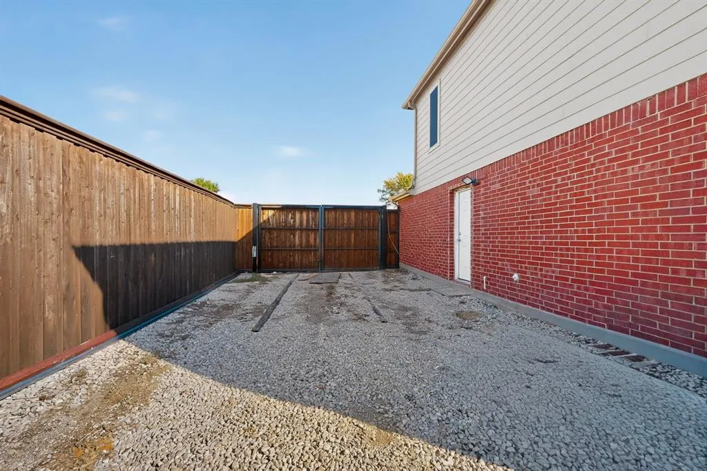 2424 Tailburton Court