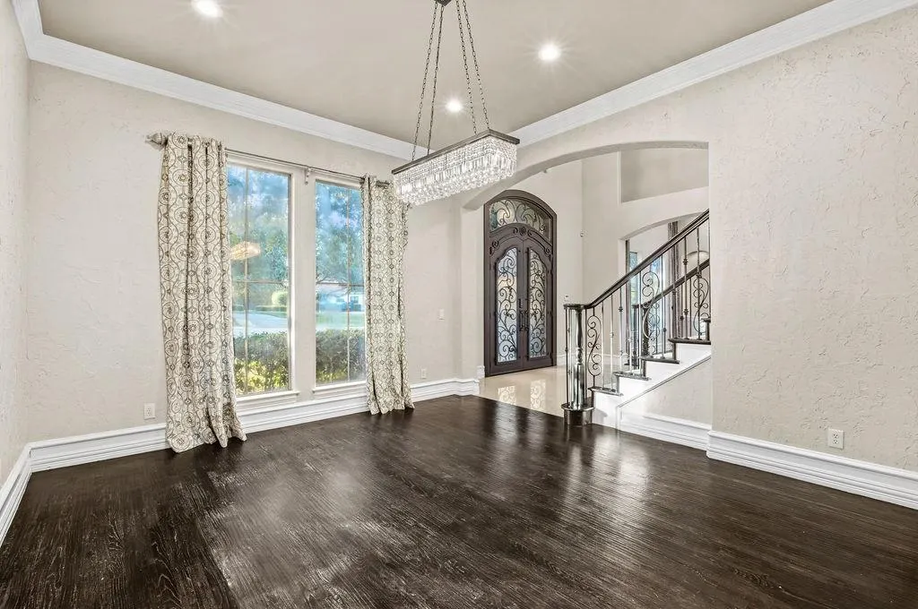 5601 S Woodcreek Circle