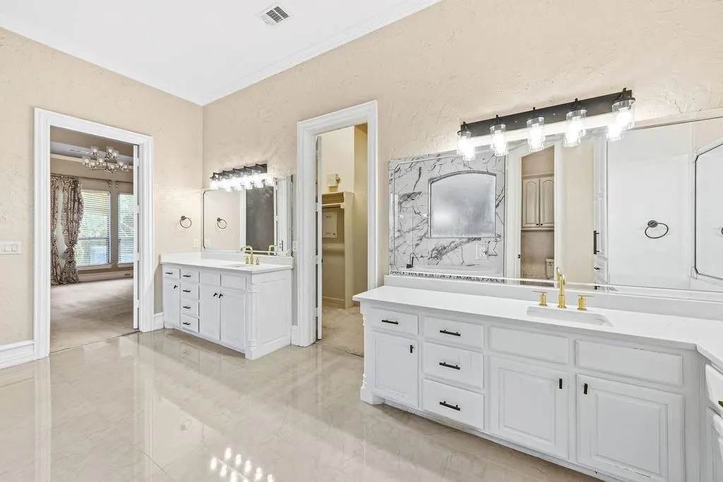 5601 S Woodcreek Circle