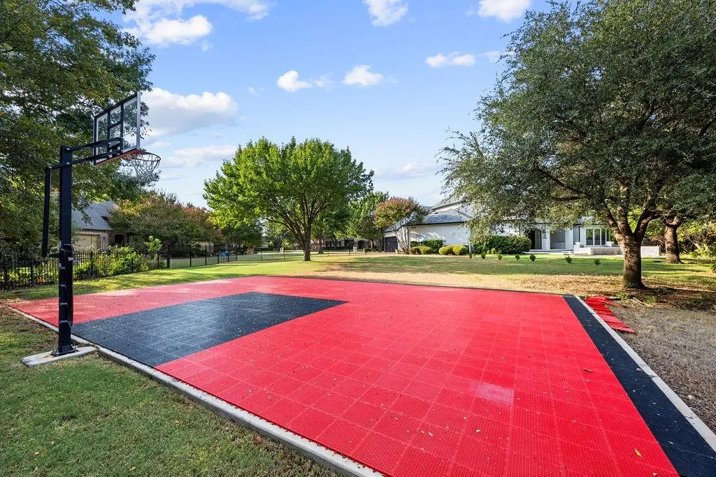 5601 S Woodcreek Circle