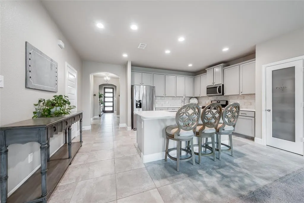 2800 Lakeside Drive