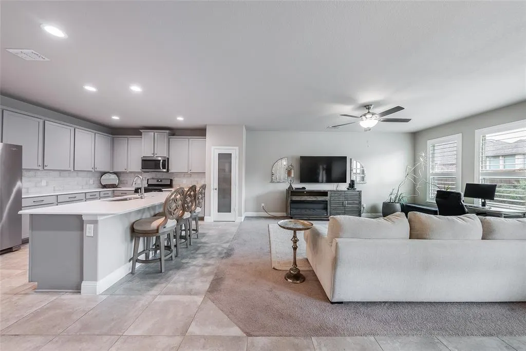 2800 Lakeside Drive