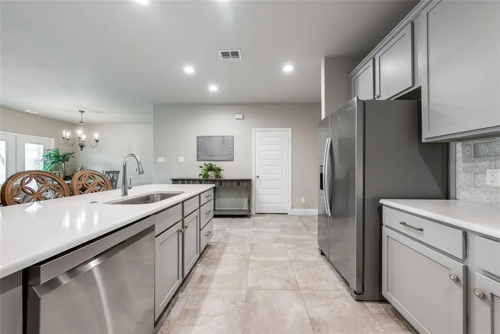 2800 Lakeside Drive