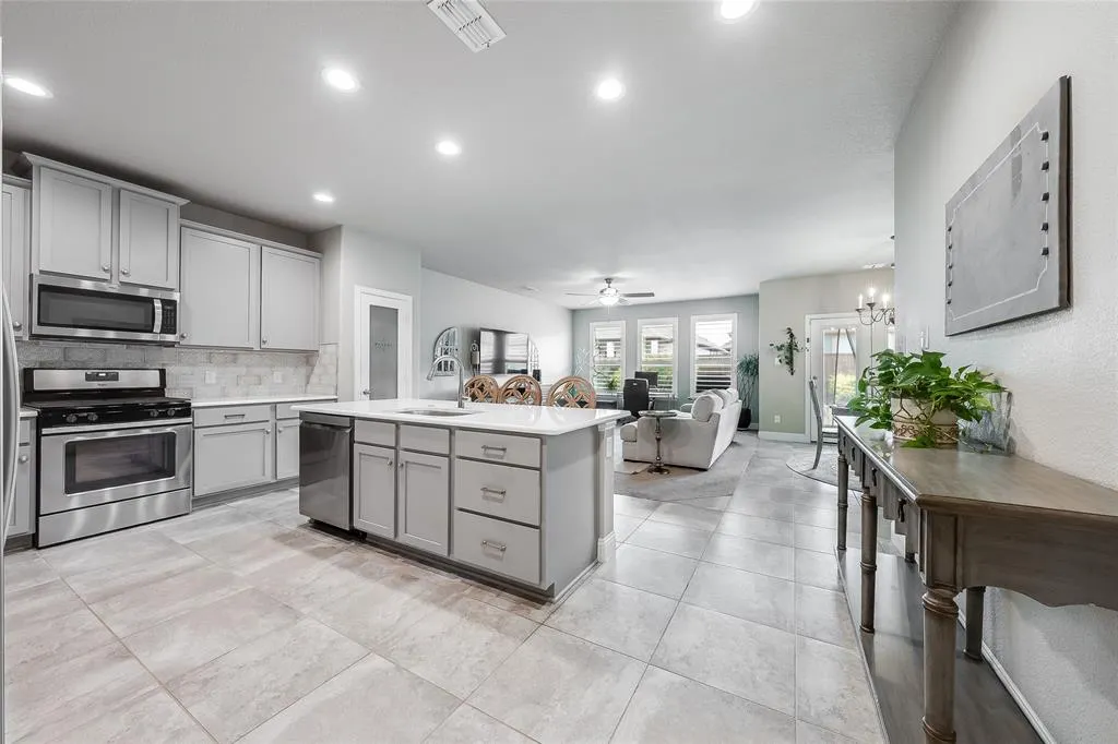 2800 Lakeside Drive