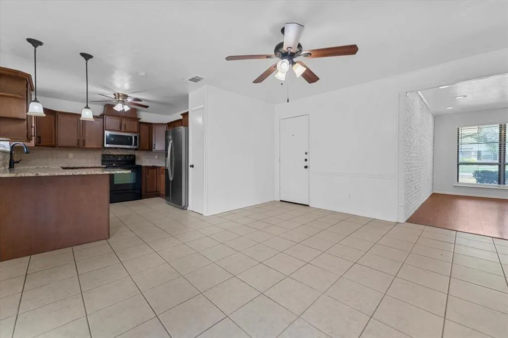 817 Warren Way