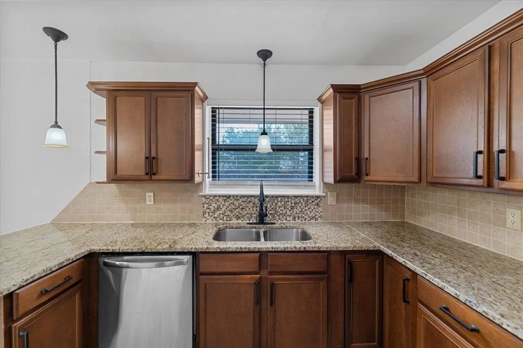 817 Warren Way