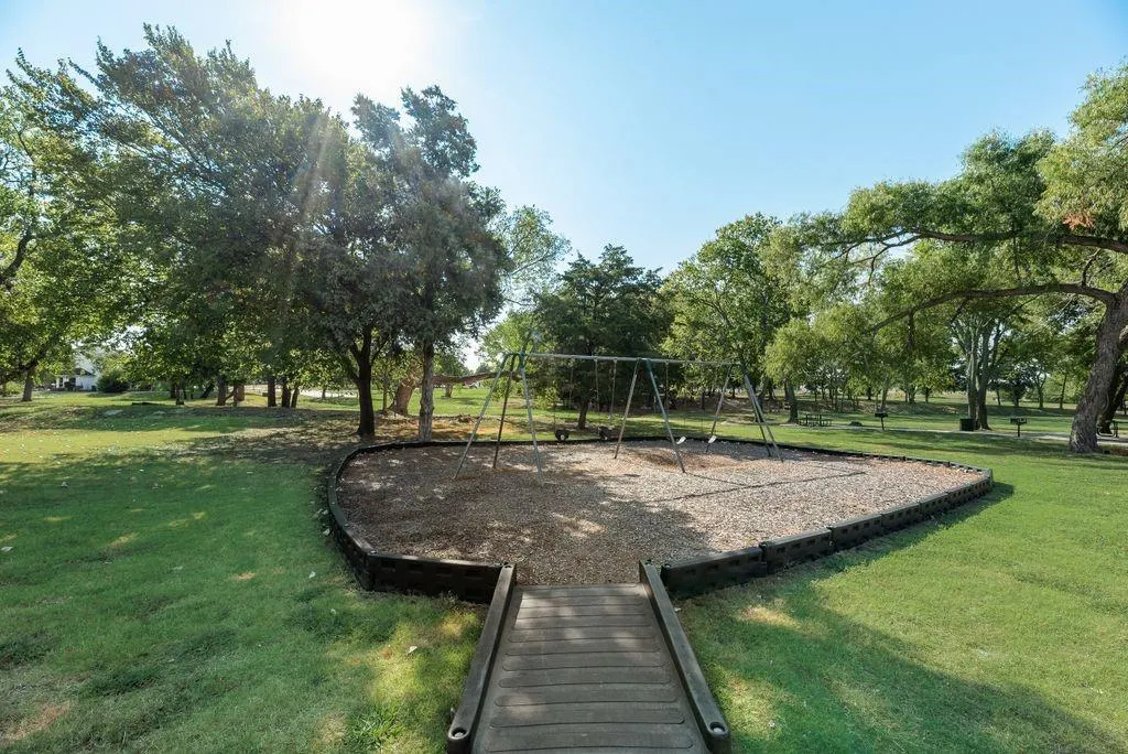 1316 Hunter Lane