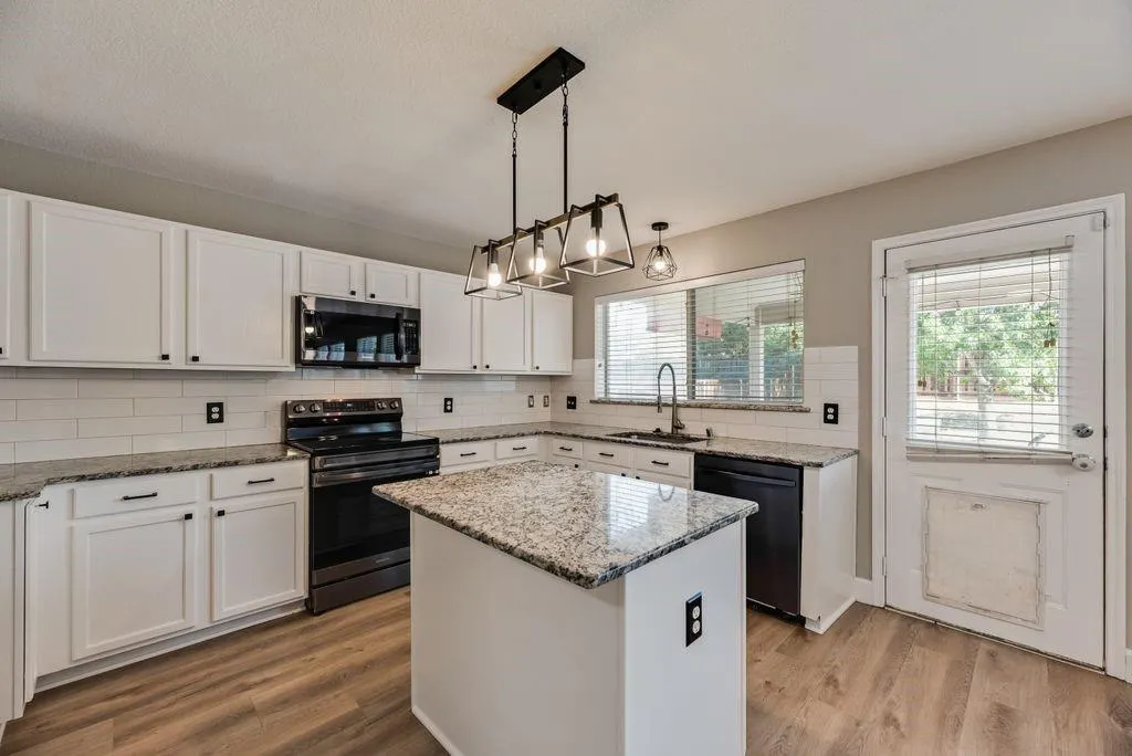 1316 Hunter Lane
