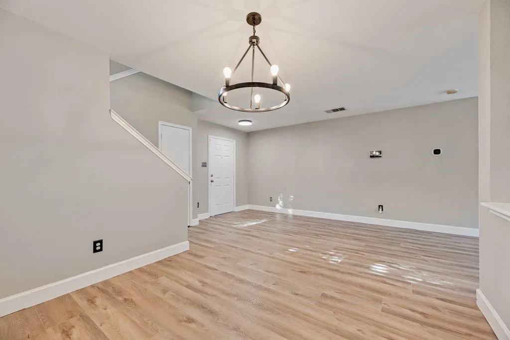 1316 Hunter Lane