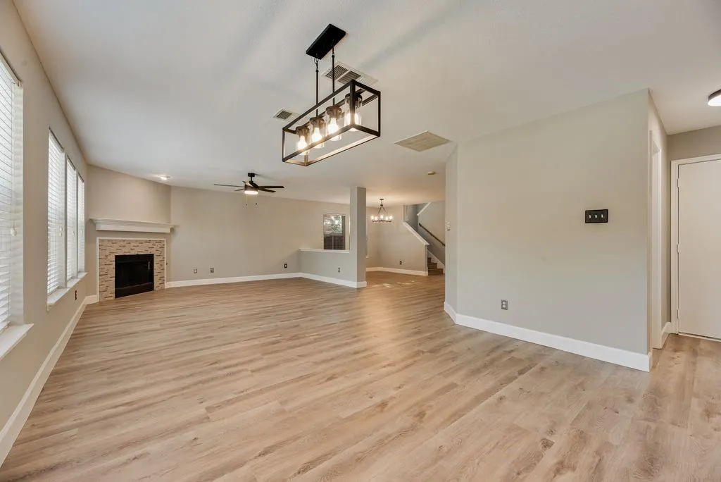 1316 Hunter Lane