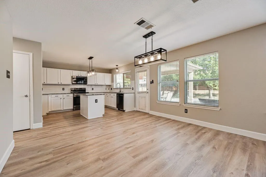 1316 Hunter Lane
