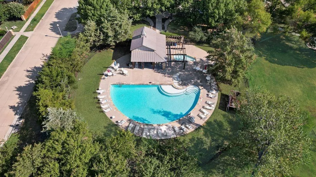 1316 Hunter Lane