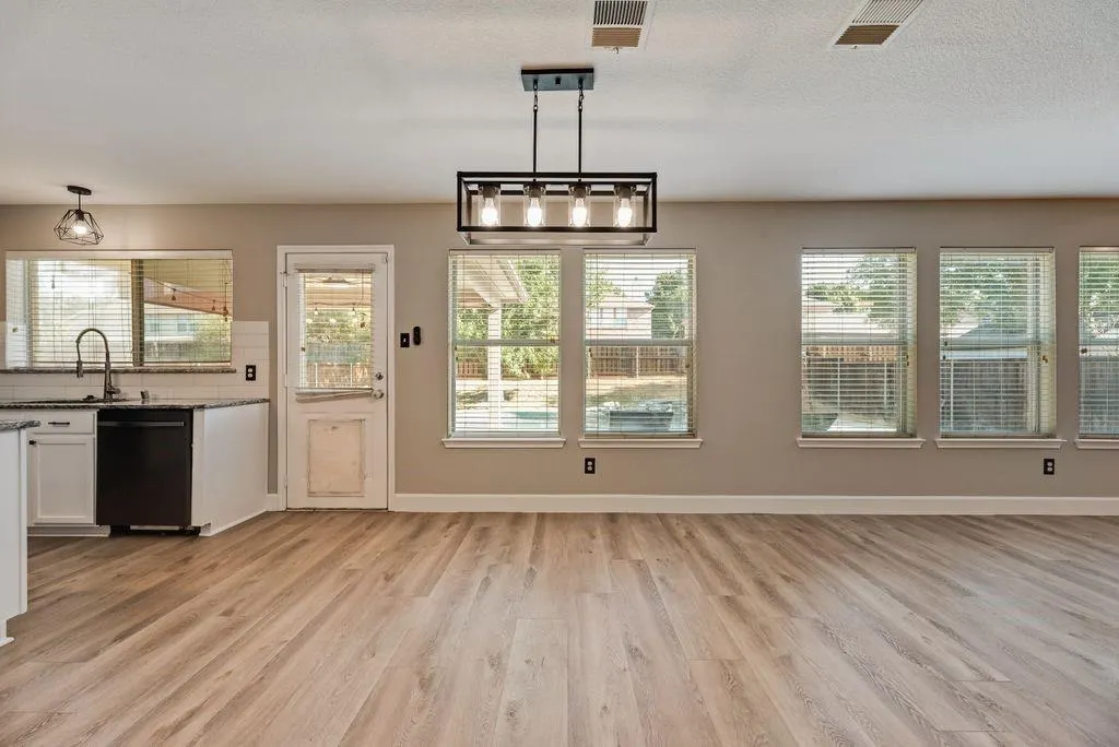 1316 Hunter Lane