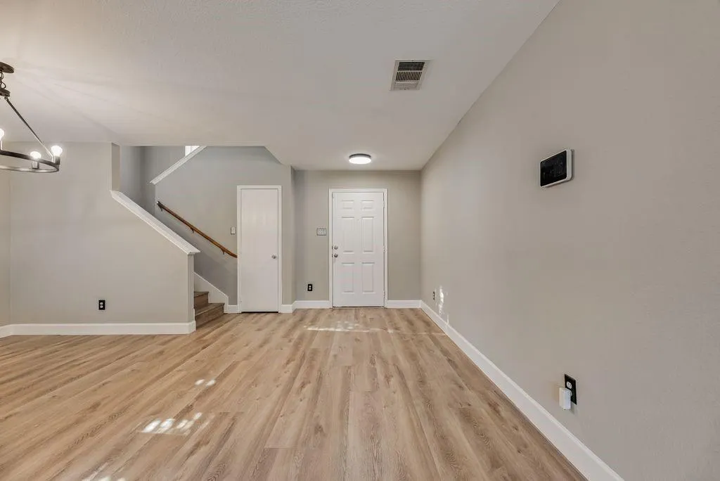 1316 Hunter Lane