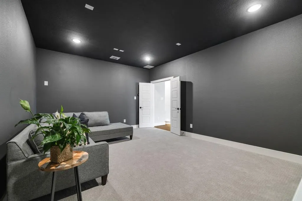 2421 Heathrow Lane