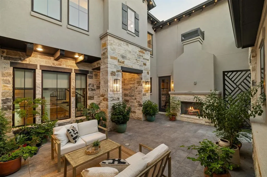 2421 Heathrow Lane