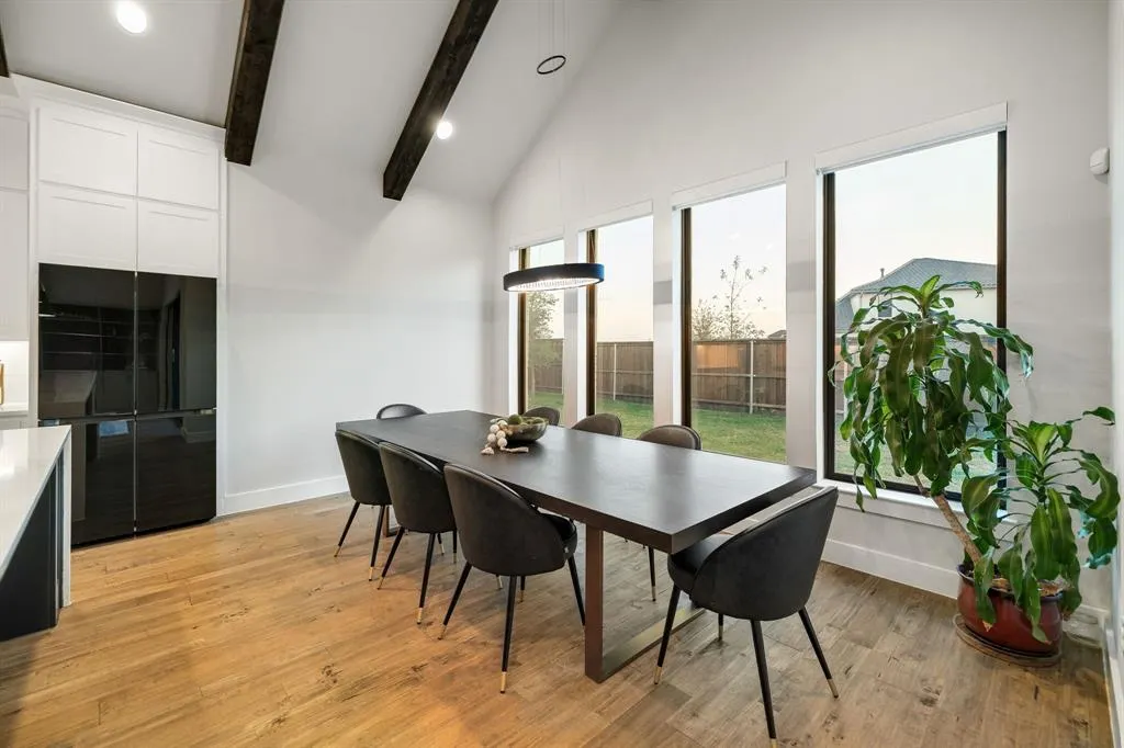 2421 Heathrow Lane