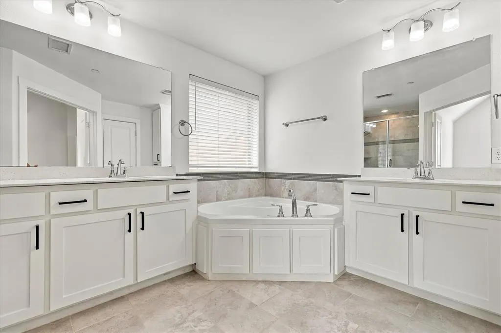 2737 Splendor Drive