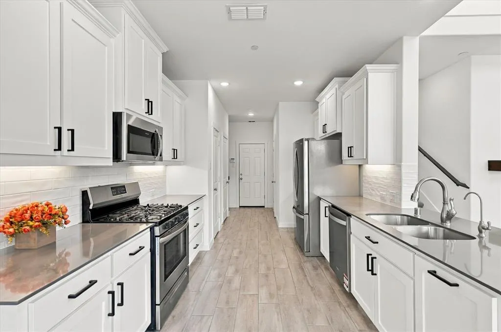 2737 Splendor Drive