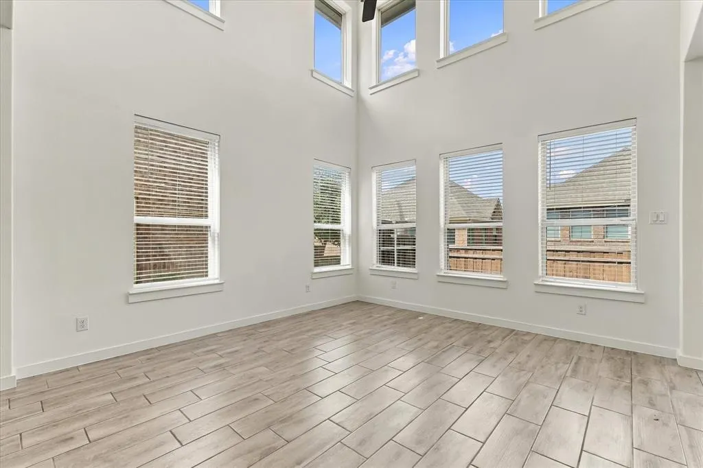 2737 Splendor Drive